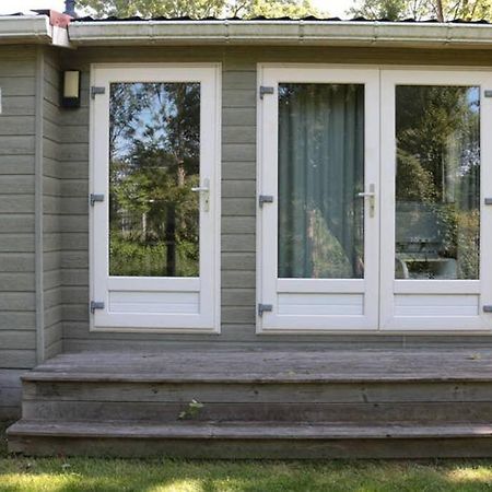 Een chalet met privé sauna en tuin Villa Tzummarum Exterior foto